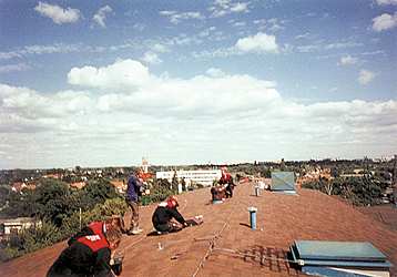 Inštalácia turbín pracovníkmi firmy na streche domu na Mierovej ulici v Bratislave