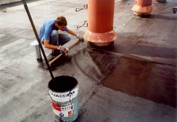 Pokl�dka sie�oviny so sklen�ch vl�kien do 1. vrstvy bitumenov�ho n�teru