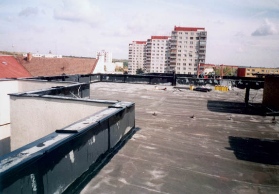 Vyspr�vky spojov strechy s atikou