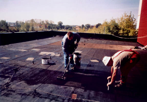 Pokl�dka sie�oviny do bitumenov�ho n�teru