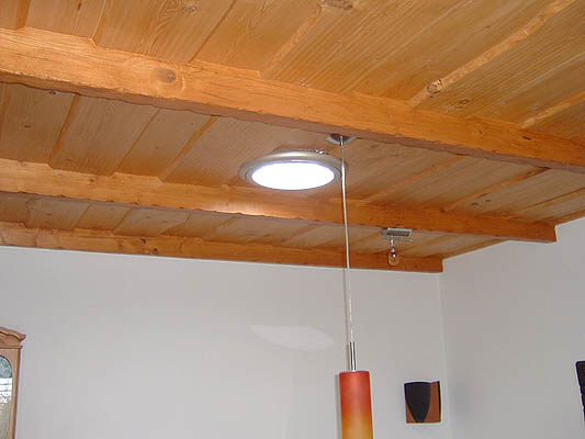 Osvetlenie dreveného stropu